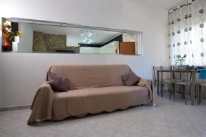 un divano marrone in un soggiorno con tavolo di ITALY-HOUSE Piviere 5 Termoli Molise a Termoli