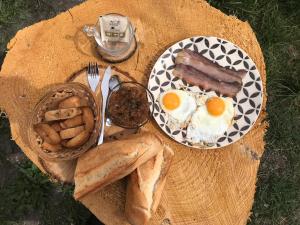 - une table avec petit-déjeuner composé d'œufs, de saucisses et de pain dans l'établissement A Stella, une cabane de berger pour une expérience insolite, à Santa-Lucia-di-Mercurio