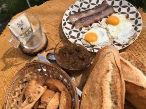 - une table avec petit-déjeuner composé d'œufs, de saucisses et de pain dans l'établissement A Stella, une cabane de berger pour une expérience insolite, à Santa-Lucia-di-Mercurio