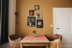 Un comedor con mesa y sillas de madera. en B&B de Koornzak1708, en Middelburg