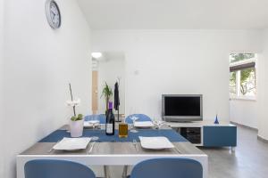 TV a/nebo společenská místnost v ubytování Apartment Dora