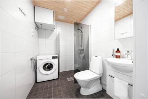 a bathroom with a toilet and a washing machine at Vihtakatu Apartments in Järvenpää