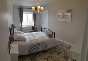 a bedroom with a bed and a window at Meublé 3 étoiles, proche Plages débarquement dans les Marais du Cotentin à Carentan in Carentan