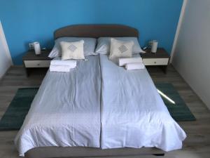 Postel nebo postele na pokoji v ubytování Apartments Lena