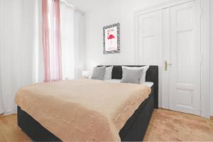 Un dormitorio blanco con una cama grande. en Grand Central Mitte Apartment, en Berlín