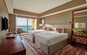 Postel nebo postele na pokoji v ubytování Fairmont Ajman