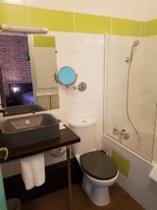 La salle de bains est pourvue de toilettes, d'un lavabo et d'une douche. dans l'établissement Au Spatial, à Amiens