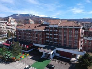 una vista aerea di un edificio in una città di Hotel Petroshani srl a Petroşani