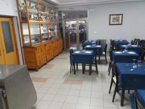 A restaurant or other place to eat at Hostal Residencia Delfin