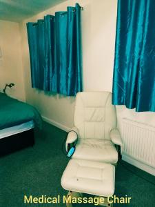 una poltrona massaggiante medica in una stanza con un letto di Longford Street, Derby a Derby