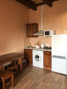 una cocina con lavadora y un aparato blanco en Two-floor apartments and studio 2-х этажные апартаменты и студия в самом центре, en Járkov