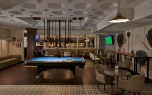 Biliár nebo kulečník v ubytování Fairmont Fujairah Beach Resort