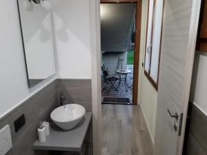 マンデッロ・デル・ラーリオにあるCASA LIBERTYのバスルーム(洗面台、トイレ付) +20枚の写真