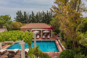 una vista aérea de una casa con piscina en Metohi Georgila, en Máleme