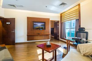 een woonkamer met een bank en een tafel bij Golden Tulip Headington in Muscat