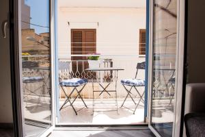 balcón con mesa y sillas en el patio en BENVENUTI AL SUD, en Castellammare del Golfo