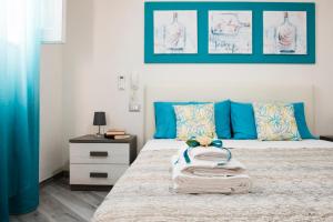 sypialnia z 2 łóżkami w kolorze niebieskim i białym w obiekcie BENVENUTI AL SUD w mieście Castellammare del Golfo