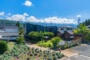 una vista aérea de una pequeña ciudad con árboles en Tomareru Himitsukichi L-Base, en Matsumoto