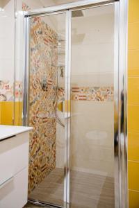 una ducha con puerta de cristal en un baño en BENVENUTI AL SUD, en Castellammare del Golfo