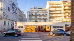カンヌにあるStudio Carré d'or Cannesの市通りの店前に停めた車両2台