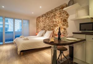 um quarto com uma cama e uma mesa com uma televisão em Studio Carré d'or Cannes em Cannes