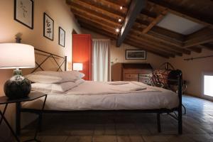 ボローニャにあるAltabella Rooftopのベッドルーム1室(大型ベッド1台、テーブル上のランプ付)