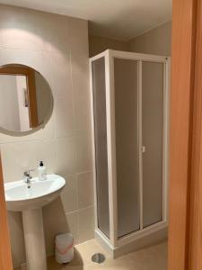a bathroom with a sink and a shower at Apartamento de 1 dormitorio, Ático 4PAX in Alcorcón