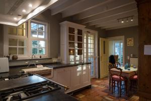 uma cozinha com pia e bancada em Holiday Home 'T Wildenburgs Klaverhuys em Wingene