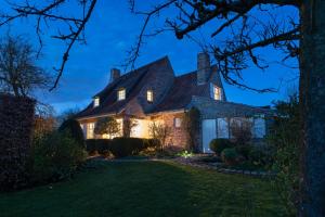 uma vista exterior de uma casa à noite em Holiday Home 'T Wildenburgs Klaverhuys em Wingene