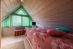 - une chambre avec un lit et une fenêtre verte dans l'établissement Kwiat Śniegu DeLuxe Koło Gubałówki, à Nowe Bystre