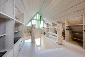 Cette grande chambre dispose d'étagères en bois et d'une croix. dans l'établissement Kwiat Śniegu DeLuxe Koło Gubałówki, à Nowe Bystre 78 autres photos