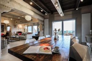 - une salle à manger avec une table en bois et un livre dans l'établissement Kwiat Śniegu DeLuxe Koło Gubałówki, à Nowe Bystre