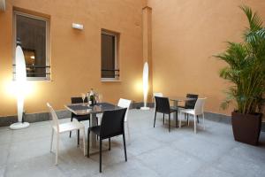 un patio avec une table et des chaises dans un bâtiment dans l'établissement Dalia Ramblas, à Barcelone