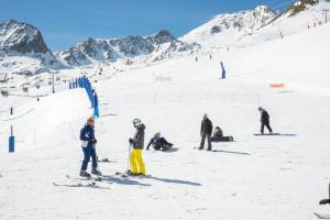 un groupe de personnes skier sur une piste enneigée dans l'établissement LA PETITE MAISON DE SUSANNA, au Pas de la Case