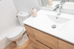 une salle de bains blanche avec toilettes et lavabo dans l'établissement LA PETITE MAISON DE SUSANNA, au Pas de la Case 18 autres photos