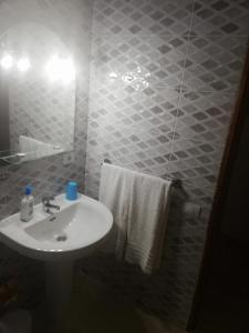 コラレホにあるApartamento Muelle de Corralejo 9のバスルーム(シンク、鏡、タオル付)