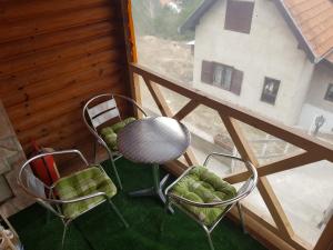 Balkon oz. terasa v nastanitvi Divcibarski Konak