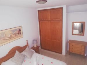コラレホにあるApartamento Muelle de Corralejo 9のベッドルーム1室(ベッド1台付)、木製のドア