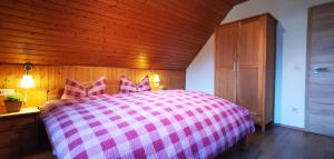 Postel nebo postele na pokoji v ubytování Gästehaus Behabühl