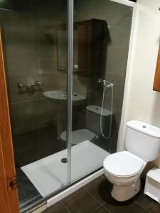 een badkamer met een douche, een toilet en een wastafel bij Iberik Casa Vilamor in Vilamor