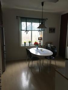 a living room with a white table and chairs at Nebulosavägen 20 in Sundsbruk