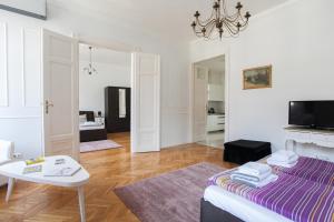 Televízia a/alebo spoločenská miestnosť v ubytovaní Chic & Charm Apartment