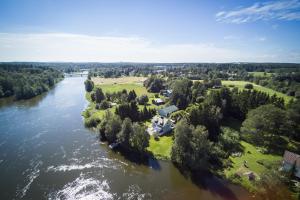 eine Luftansicht eines Hauses auf einer Insel in einem Fluss in der Unterkunft Villa Satulinna in Kotka