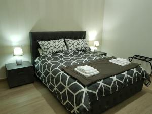 una camera da letto con un grande letto con due asciugamani di B&B da Mammina a Taranto