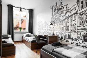 sypialnia z 2 łóżkami i biurkiem w obiekcie Prestige Apartments 7 we Wrocławiu