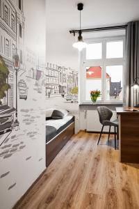sypialnia z łóżkiem, biurkiem i oknem w obiekcie Prestige Apartments 7 we Wrocławiu