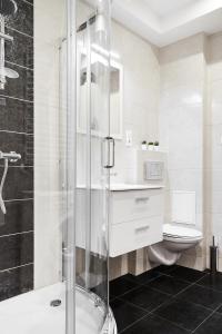 łazienka z prysznicem i toaletą w obiekcie Prestige Apartments 7 we Wrocławiu