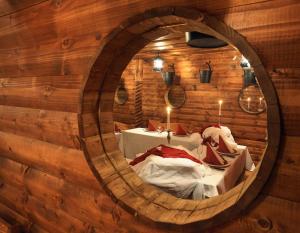 Habitación con cama en una pared de madera. en Hotel u Martina - Kocábka, en Rožmberk nad Vltavou