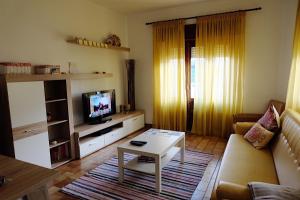 a living room with a couch and a coffee table at Refúgio do Almograve in Almograve