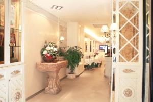 un corridoio di un ristorante con una pianta in un vaso di Hotel Valle a Roma